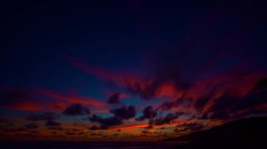 Hava manzaralı romantik pembe gökyüzü Patong plajında gün batımında. Soyut doğa arka planı parlak kırmızı ışık ışınları ve diğer atmosfer etkileriyle günbatımı. .soyut doğa arkaplanı.