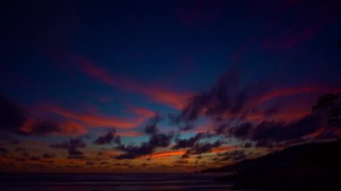 Hava manzaralı romantik pembe gökyüzü Patong plajında gün batımında. Soyut doğa arka planı parlak kırmızı ışık ışınları ve diğer atmosfer etkileriyle günbatımı. .soyut doğa arkaplanı.
