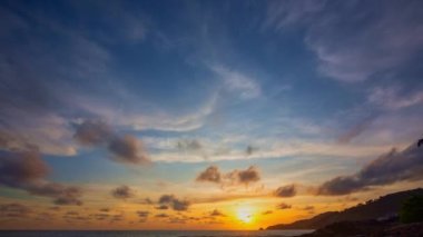 Hava manzaralı romantik pembe gökyüzü Patong plajında gün batımında. Soyut doğa arka planı parlak kırmızı ışık ışınları ve diğer atmosfer etkileriyle günbatımı. .soyut doğa arkaplanı.