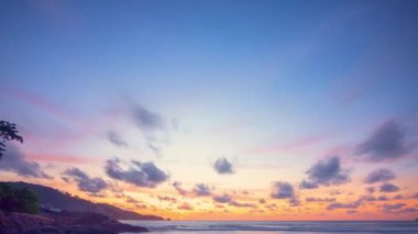 Hava manzaralı romantik pembe gökyüzü Patong plajında gün batımında. Soyut doğa arka planı parlak kırmızı ışık ışınları ve diğer atmosfer etkileriyle günbatımı. .soyut doğa arkaplanı.