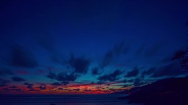 Hava manzaralı romantik pembe gökyüzü Patong plajında gün batımında. Soyut doğa arka planı parlak kırmızı ışık ışınları ve diğer atmosfer etkileriyle günbatımı. .soyut doğa arkaplanı.