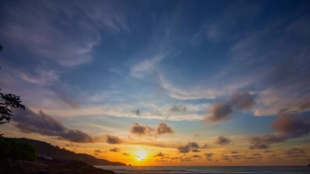 壮丽落日景观的时差景观 帕东海滩普吉上方色彩艳丽的落日下 幻想的云彩 — 图库视频影像
