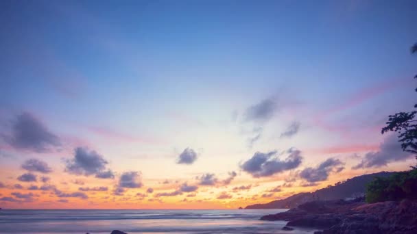 空のパノラマビューのシーンパトンビーチで日没のロマンチックなピンクの空 抽象的な自然背景 明るい赤い光線や大気の影響で日没 抽象的な性質の背景 — ストック動画