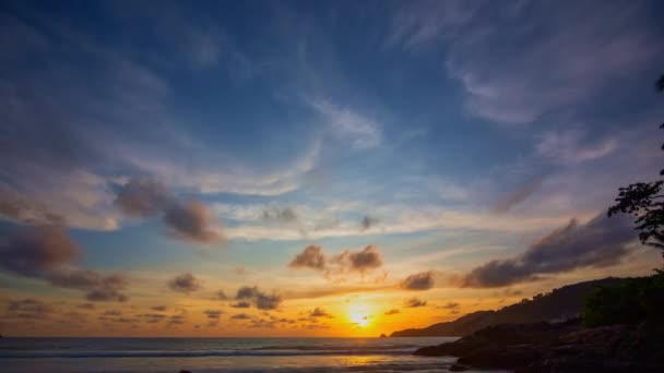 マジェスティックサンセットの風景のタイムラウンドビュー パトンビーチプーケットの上のカラフルな日没の幻想的な雲景 — ストック動画