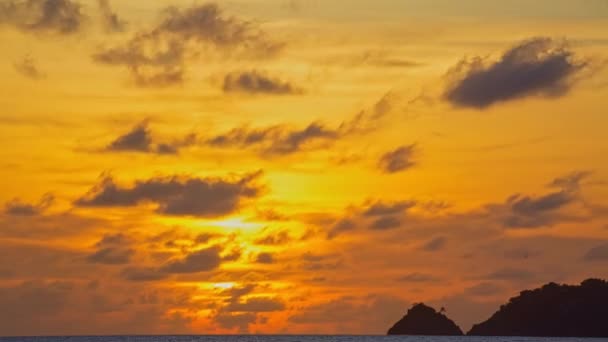 雄大な夕日や日の出の風景の時間経過風景 パトンビーチプーケットの上のカラフルな黄色の夕日で幻想的な雲の風景 自然の空の背景 — ストック動画