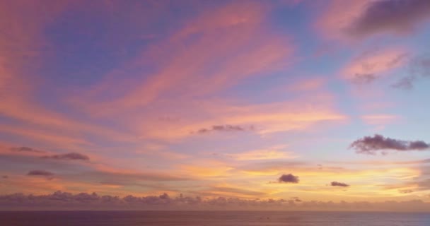 空中パノラマビューのシーンカロンビーチで日没のロマンチックなピンクの空 抽象的な自然背景 明るいピンクの光線とその他の大気の影響で日没 抽象的な性質の背景 — ストック動画