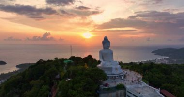  Phuket Büyük Buda 'nın güzel günbatımında hava manzarası Phuket Büyük Buda bakış açısı seyahat ve dini fikirler için video klipler çarpıcı gökyüzü arka planında pürüzsüz bulut..