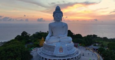  Phuket Büyük Buda 'nın güzel günbatımında hava manzarası Phuket Büyük Buda bakış açısı seyahat ve dini fikirler için video klipler çarpıcı gökyüzü arka planında pürüzsüz bulut..