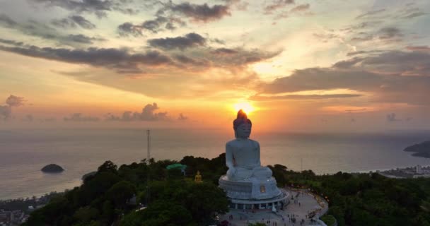 Εναέρια Άποψη Γύρω Από Πουκέτ Μεγάλο Βούδα Στο Όμορφο Ηλιοβασίλεμα — Αρχείο Βίντεο