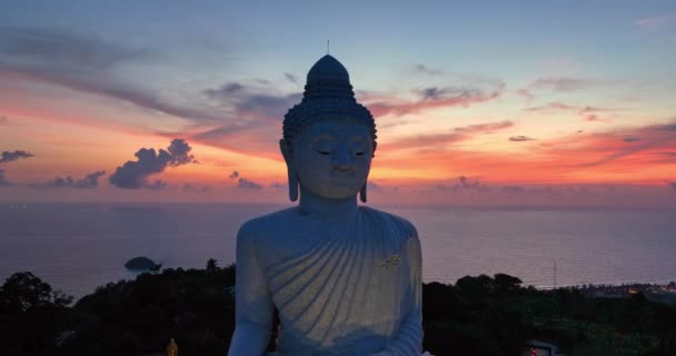 在美丽的日落中俯瞰普吉大佛360度俯瞰普吉大佛的观点旅行和宗教观念的视频剪辑在令人惊讶的天空背景下平滑的云彩 — 图库视频影像