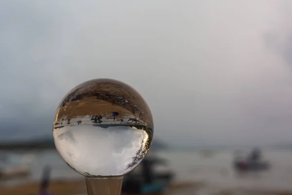 在普吉岛的海滩上 水晶球球体内部的日落日出景观呈现出球状的日落海景 — 图库照片