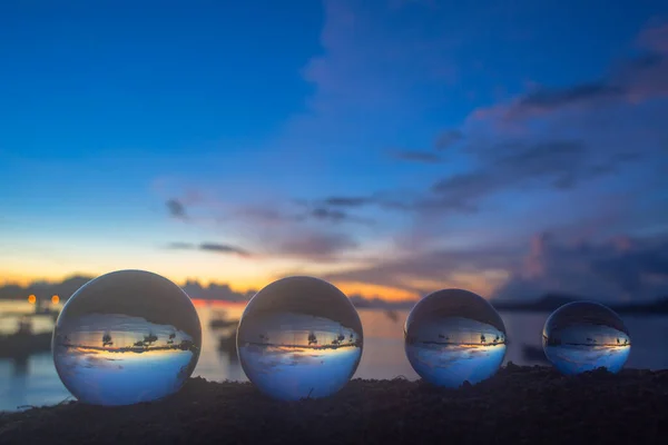 在普吉岛的海滩上 水晶球球体内部的日落日出景观呈现出球状的日落海景 图库图片