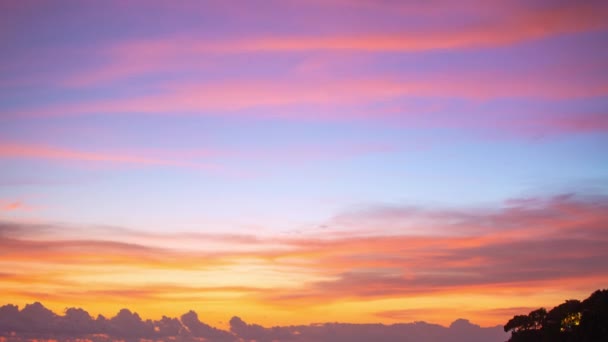時間の経過明るい黄色の夕日の風景自然の雲の空の驚くべき光 日没時に美しい空に動くカラフルな雲 — ストック動画