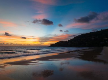İnsansız hava araçları muhteşem günbatımında kumsalda güzel gökyüzünün fotoğraflarını çeker.
