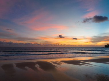 İnsansız hava araçları muhteşem günbatımında kumsalda güzel gökyüzünün fotoğraflarını çeker.
