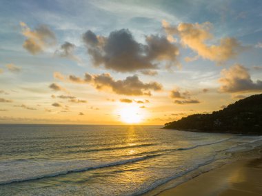 İnsansız hava araçları muhteşem günbatımında kumsalda güzel gökyüzünün fotoğraflarını çeker.