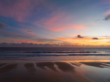 İnsansız hava araçları muhteşem günbatımında kumsalda güzel gökyüzünün fotoğraflarını çeker.