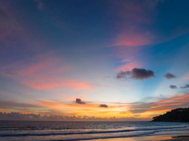 Hava manzaralı romantik pembe gökyüzü günbatımında Karon sahilinde.