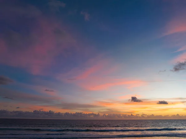 空中パノラマビューシーンカロンビーチで日没のロマンチックなピンクの空 — ストック写真