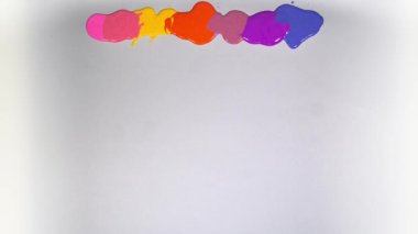 .Zaman aşımı inanılmaz güzel renkler beyaz kağıda damlıyor... tatlı pantolon rengi arka plan. renkler... renkler birbirine karışır ve güzel bir ahenk yaratır...