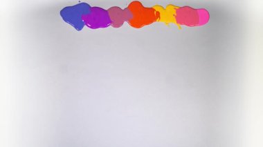 .Zaman aşımı inanılmaz güzel renkler beyaz kağıda damlıyor... tatlı pantolon rengi arka plan. renkler... renkler birbirine karışır ve güzel bir ahenk yaratır...