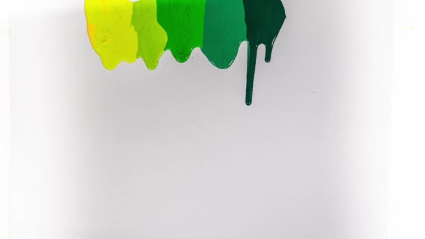 黄昏时分 淡绿色和深绿色的水彩画在滴落 不同类型的绿色从浅绿色到深绿色都有阴影 黄色的水彩画在白纸上下垂 — 图库视频影像