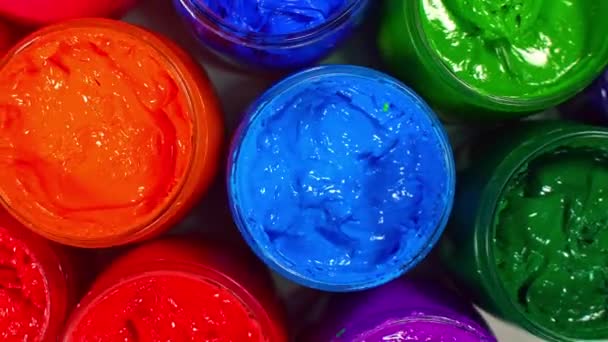 Cam Kavanozlara Doldurulmuş Çeşitli Renklerin Üst Görünümü Kumaş Üzerine Baskı — Stok video