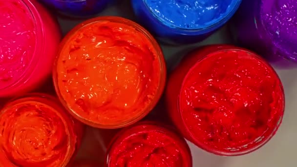 단지에 포장된 색상의 직물에 인쇄하기 잉크나 페인트가 있는데 공장에서 인쇄하기 — 비디오