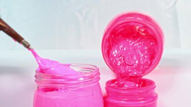 ..Pembe karışımı yumuşatmak için bir mala kullan... maladan pembe mürekkep damlaları... beyaz arka planda açık pembe ve koyu pembe... gradyan pembe tatlı renk. Gülün güzel tonu, aşk ve tatlı.