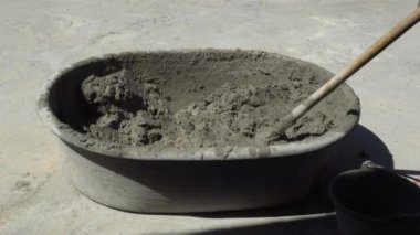.Sıvacı karman çorman havan ve döşeme döşemesini dikkatlice kullanıyor inşaat zemini fayanslarla süsleyerek bir binayı dekore eden işçinin güzelliğini arttırıyor...