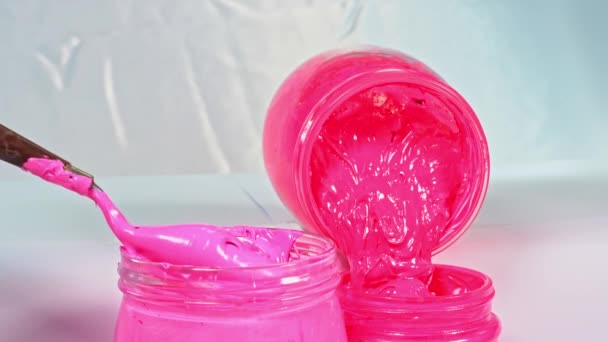 Man Neemt Roze Kleur Uit Blik — Stockvideo