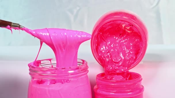 Use Uma Espátula Para Suavizar Mistura Rosa Tinta Rosa Goteja — Vídeo de Stock