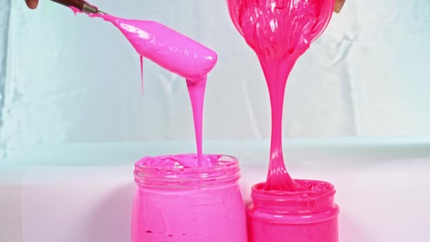 ピンクのミックスを柔らかくするためにトロエルを使用してください トロエルからピンクのインク滴 白い背景にライトピンクとダークピンク グラデーションピンクインク甘い色 バラと愛と甘さの美しい木陰 — ストック動画