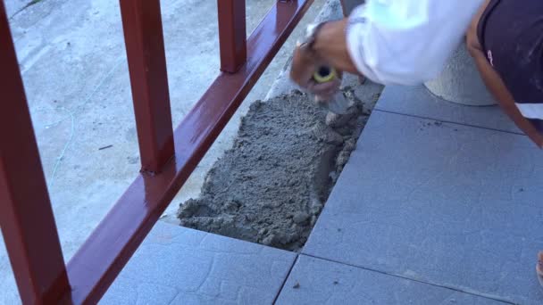 砂浆工人用铲子把砂浆混合在砂浆搅拌容器中用砂浆工人用手工铺砂浆建造和装饰需要人工的小建筑物 — 图库视频影像