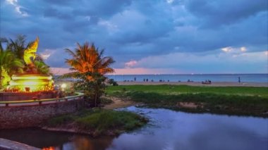 Karon Sahili Phuket 'teki yılan heykelinin üzerindeki renkli günbatımı manzaralı bulutlar... video 4K. Doğa videosu çok kaliteli. Gün batımında inanılmaz parlak sarı gökyüzü. - Gradyan rengi.