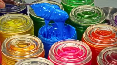 Karıştırıcı mavi renk. Aydınlatıcı bir cam şişede kütle karıştırmak için bir mala kullan ince renkler birbirine karışır, eşsiz bir güzellik karışımı oluşturur ürün boyunca renkler eşit olur..