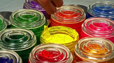 Yansıtıcı sarıyı berrak bir cam şişeye karıştırmak için bir mala kullan ince renkler birbirine karışır, eşsiz bir güzellik karışımı yaratır ürünün her yerinde eşit renkte aşağılayıcı..