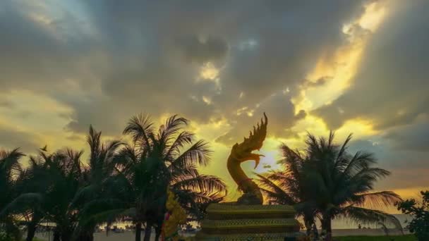 カロンビーチプーケットのドラゴン彫刻の上の日没でタイムラプス素晴らしい雲 黄金の蛇の彫刻の背景 カラフルなロマンチックな空の夕日のシーン 空の質感 — ストック動画