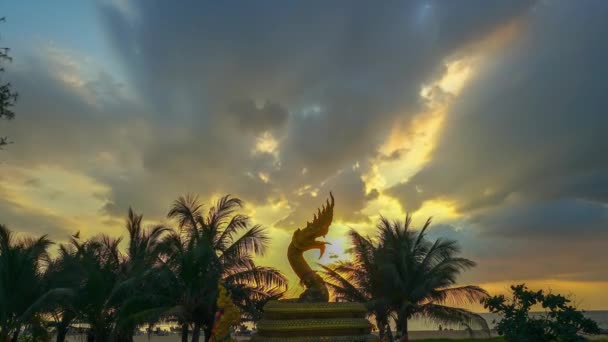 Timelapse Fantastiska Moln Solnedgången Ovanför Draken Skulptur Vid Karon Stranden — Stockvideo