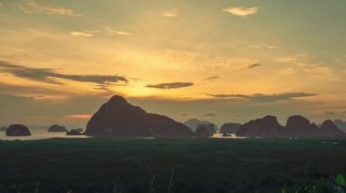 .Samed Nang Chee Phang Nga takımadaları üzerinde doğanın inanılmaz bulutlu gökyüzü. - Yüksek tepeler, sabah güneşinin doğuşu, doğal manzara. - Güzel günbatımı tropikal manzara..