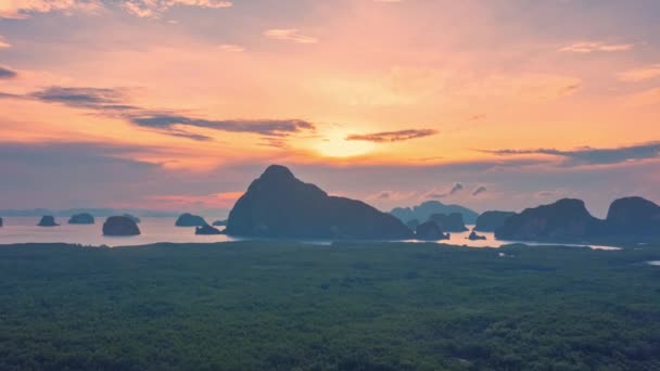 同じ南チー島の島々に光を通す 同じ南チー諸島の上の日の出背景 — ストック動画