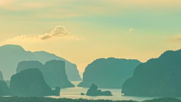 時間の経過太陽からのフレアライトが島に輝いています 同じナンの多くの島彼女は群島 タイのエメラルド水から垂直に突き出た深い石灰岩の丘 — ストック動画