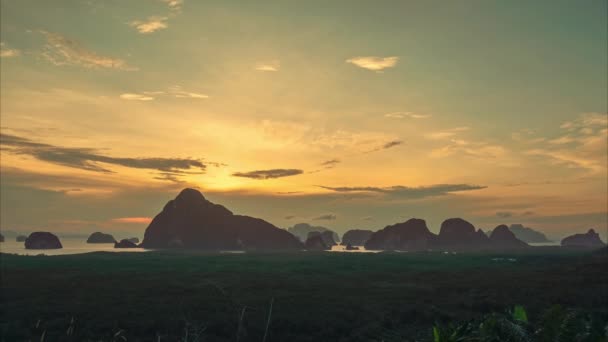 時間の経過同じナンチーパンンガ諸島の上の自然の雲の空の驚くべき光 高峰素晴らしい朝の日の出自然の風景です 美しい夕日熱帯の風景の背景 — ストック動画