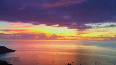 Akşamları parlak güneş ışığıyla deniz üzerindeki renkli bir günbatımının hava görüntüsü çok güzel görünüyordu. Renkli romantik gökyüzü manzarası Kata Sahili 'nin arka planında