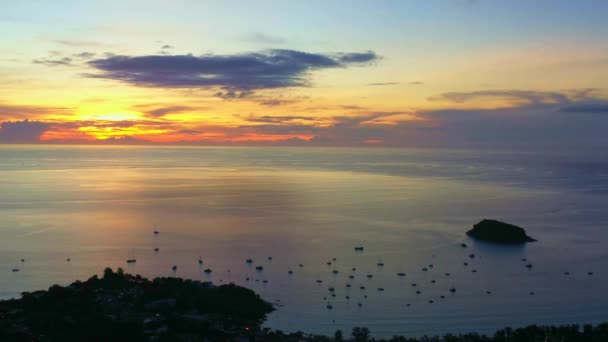 Вид Воздуха Отражение Красочного Заката Море Ярким Солнечным Светом Вечером — стоковое видео