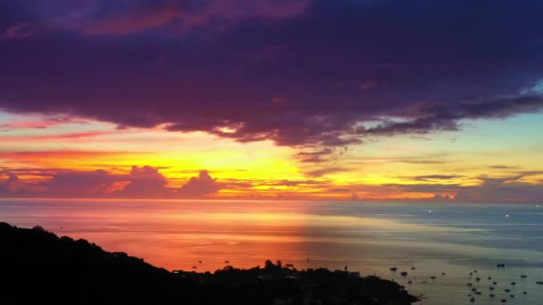 Воздушный Вид Отражение Красочного Заката Море Яркий Солнечный Свет Вечером — стоковое видео