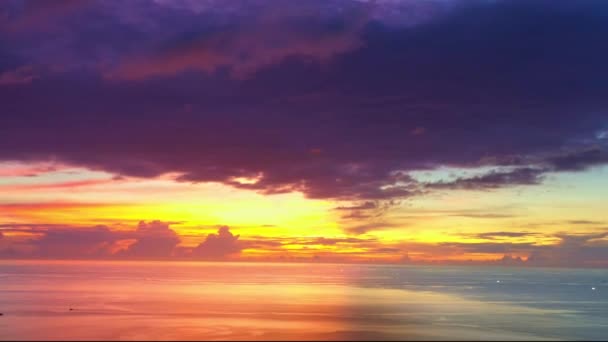 Vista Aérea Del Reflejo Colorido Atardecer Mar Luz Del Sol — Vídeos de Stock