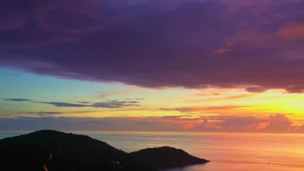 Vista Aérea Del Reflejo Una Colorida Puesta Sol Mar Con — Vídeos de Stock