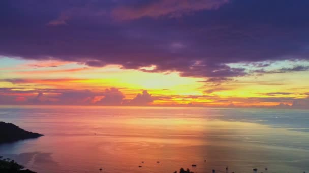 Повітряний Вид Відображення Барвистого Заходу Сонця Морі Яскравим Сонячним Світлом — стокове відео