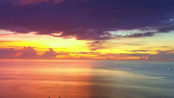Widok Powietrza Odbicie Kolorowego Zachodu Słońca Morzu Jasnym Słońcem Godzinach — Wideo stockowe